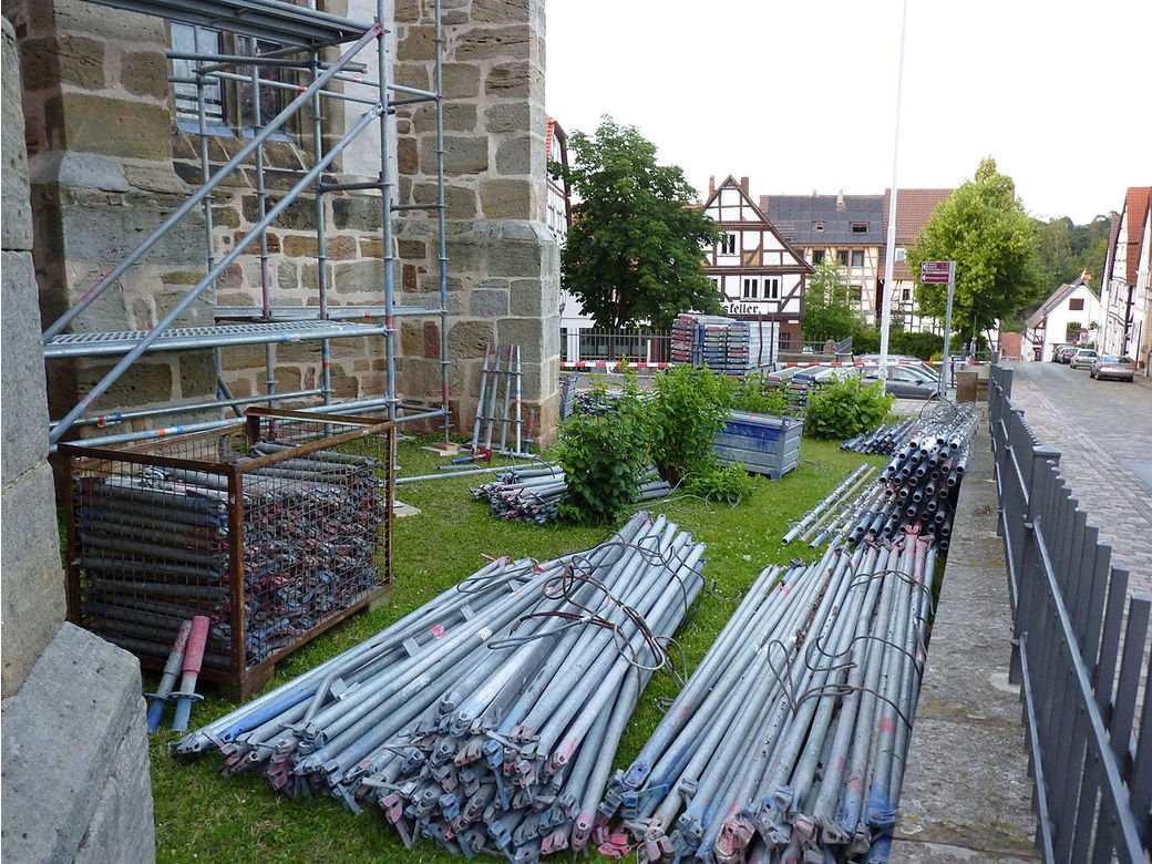 Einrüstung von St. Crescentius an der Südseite (Foto: Karl-Franz Thiede)
